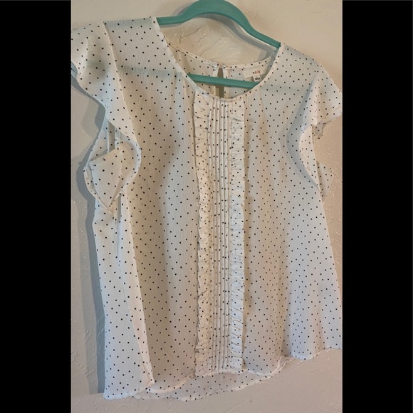 White blouse with black polka dots - Picture 1 of 5